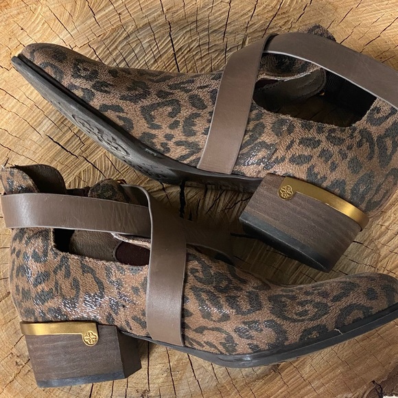 Isola Shoes Isola Davan Desert Tan Leopard Suede Ankle Boots With